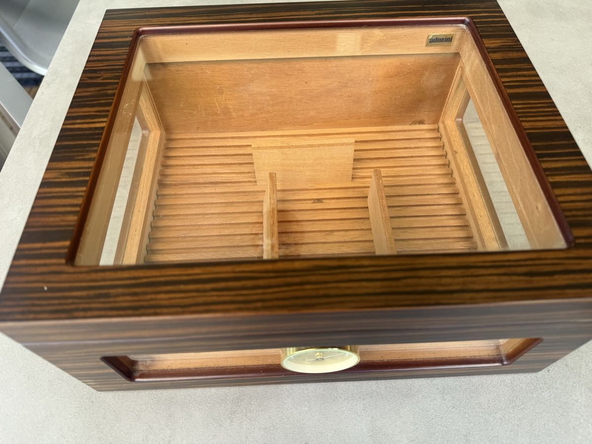 Humidor Glasdeckel Holzfurnier guter Zustand (Gebraucht) in Weiningen ...