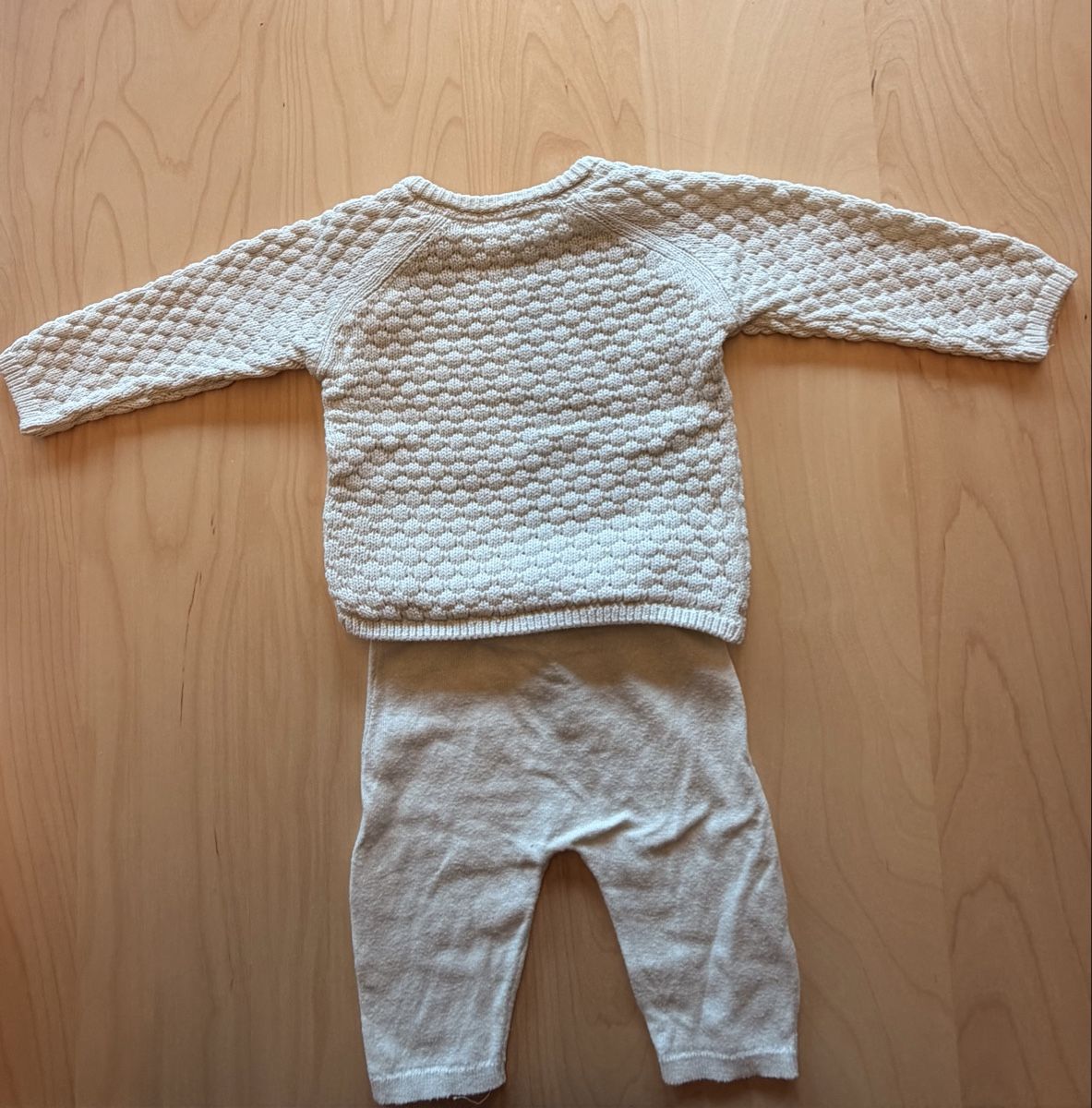 H&M Lotti & Set di vestiti: Ensemble bébé beige pull et pantalon H&M, 62/2-4 mois – Usato da Martigny-Croix venduto da lau_2lm7 1