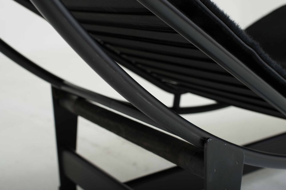 Cassina Sedie a sdraio: Cassina LC4 Chaise Longue von Le Corbusier, Fell Schwarz – Usato da Zürich venduto da STUZH38 3