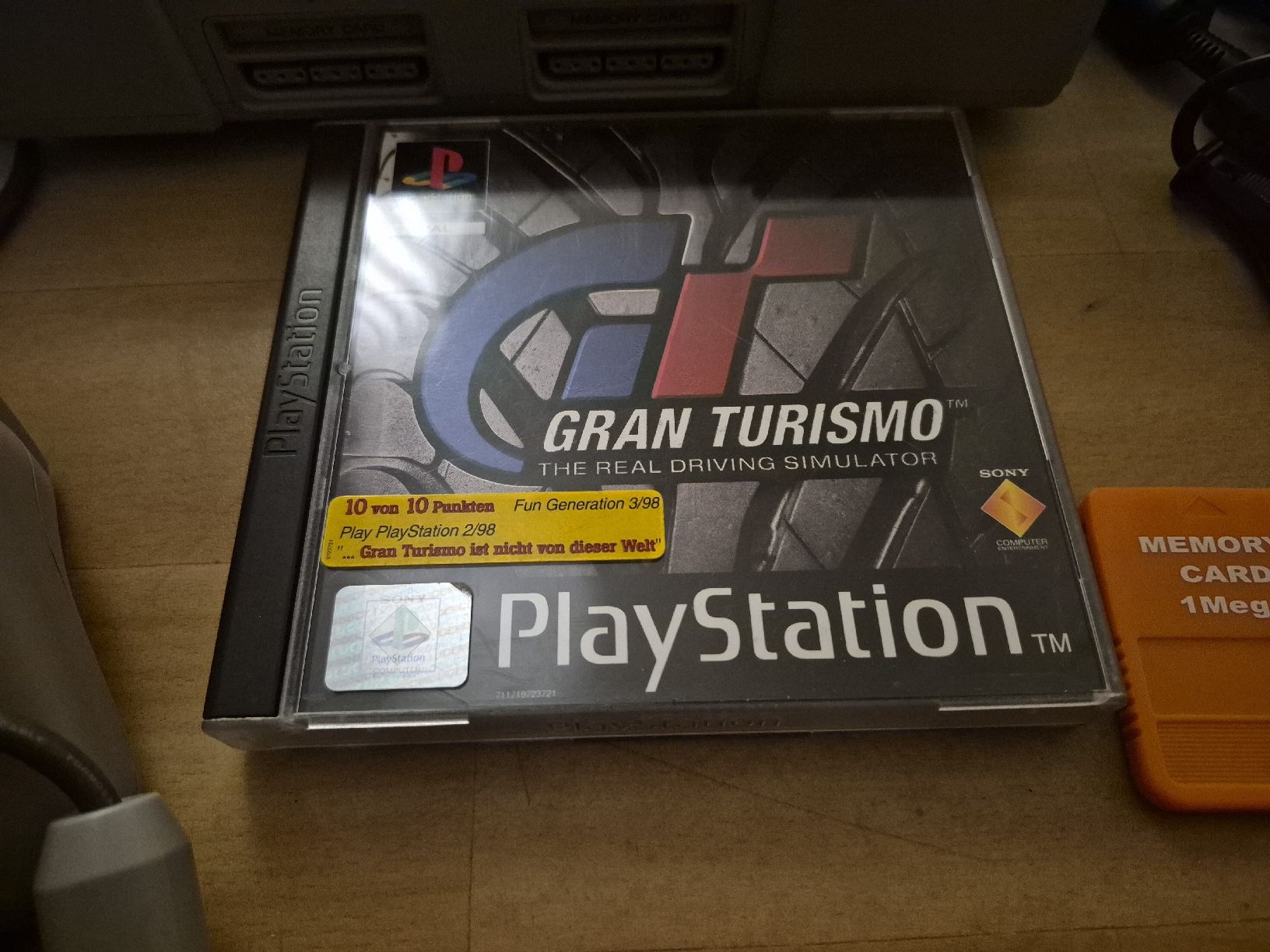 Sony Konsolen: schöne PlayStation 1 mit Game und 2 Pad – Gebraucht aus Dielsdorf von BARDARRU 2