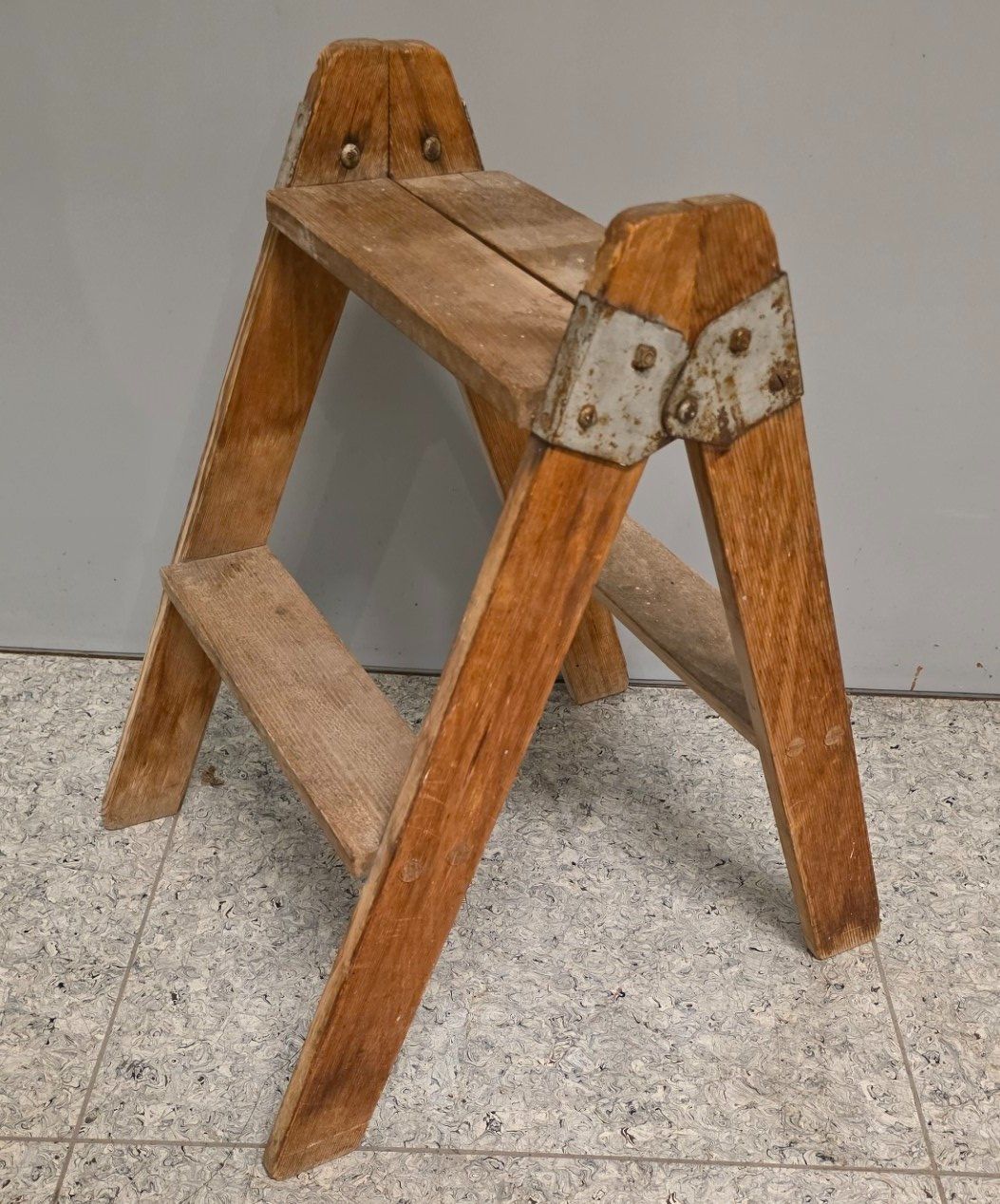 Scale: Vintage Holz-Tritthocker & Deko-Regal Bockleiter – Usato da Flums venduto da Flumsantik 2
