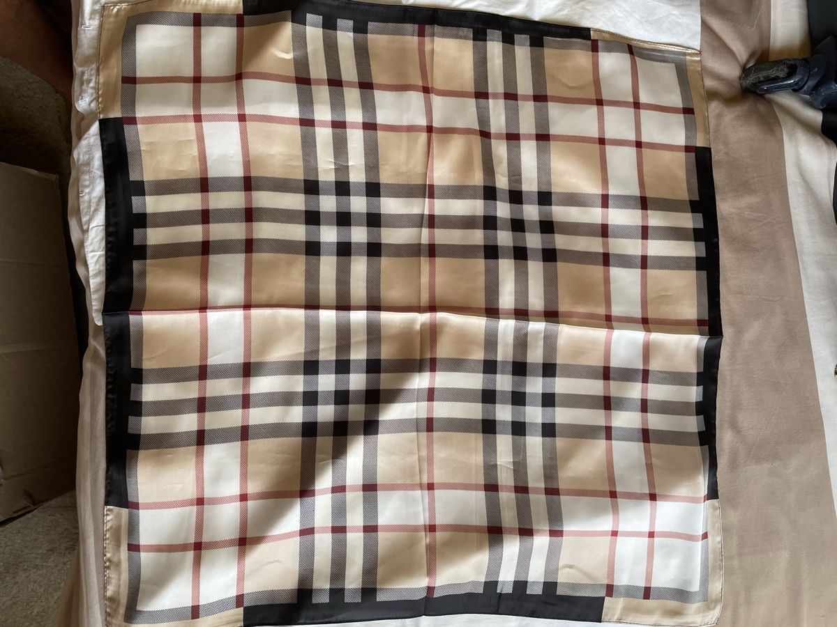 Foulards, Tücher & Schals: Silk Scarf Check Pattern Beige Black Red New – Neu und originalverpackt aus Buttikon SZ von trzurigo