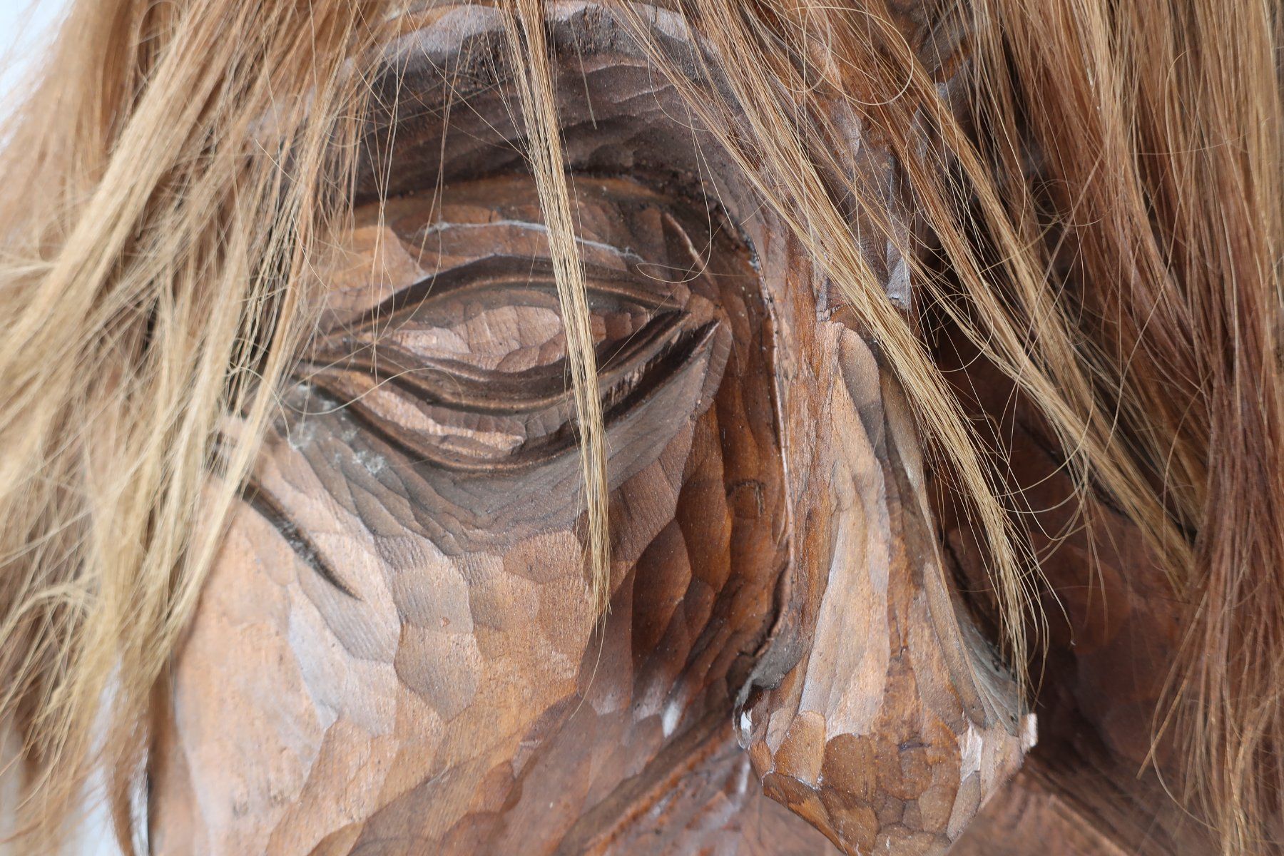 Maschere: Holzmasken mit Haar – Usato da Volketswil venduto da brockipfannenstil 3