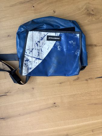 Freitag Umhängetasche blau weiss gebrauchter Zustand