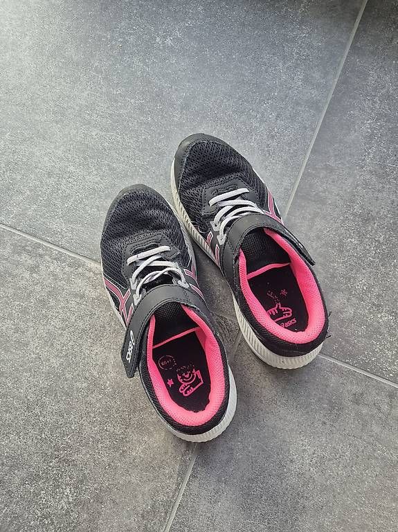 Asics Schuhe für Jungen: Asics Turnschuhe Grösse 35 – Gebraucht aus Moosseedorf von shu_xbn8 4