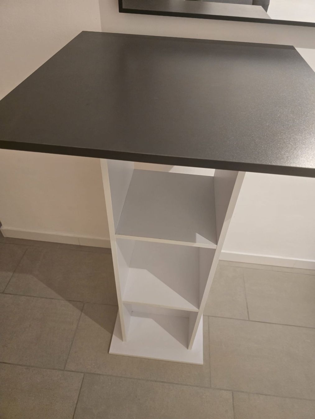 Tavoli: Stehtisch/Bartisch mit Regal, schwarz/weiss, Top Zustand – Usato da Oltingen venduto da ehu_68cq