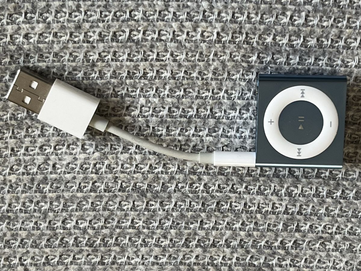 Apple Tragbarer Mediaplayer: IPod Shuffle 4. Generation mit Sondergravur – Gebraucht aus Romanshorn von Apfelschuss