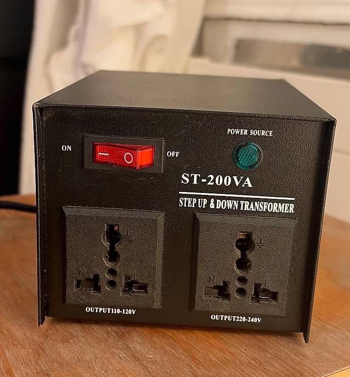 Convertisseurs: Step-up / Step-down Transformer Converter – D'occasion à Zürich par Emaille123 1