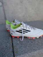 Adidas Fussballschuh mit Noppen 