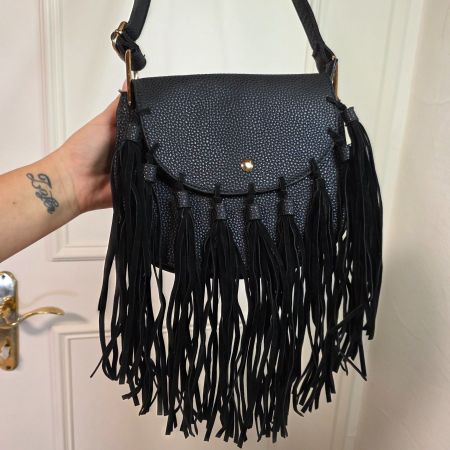 Schwarze Tasche mit Fransen – Boho, neuwertig