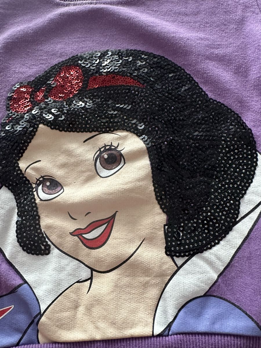 Maglioni & Felpe: Sinsay Disney Schneewittchen Pullover lila Grösse 104 – Usato da Safenwil venduto da Whoopie1 2