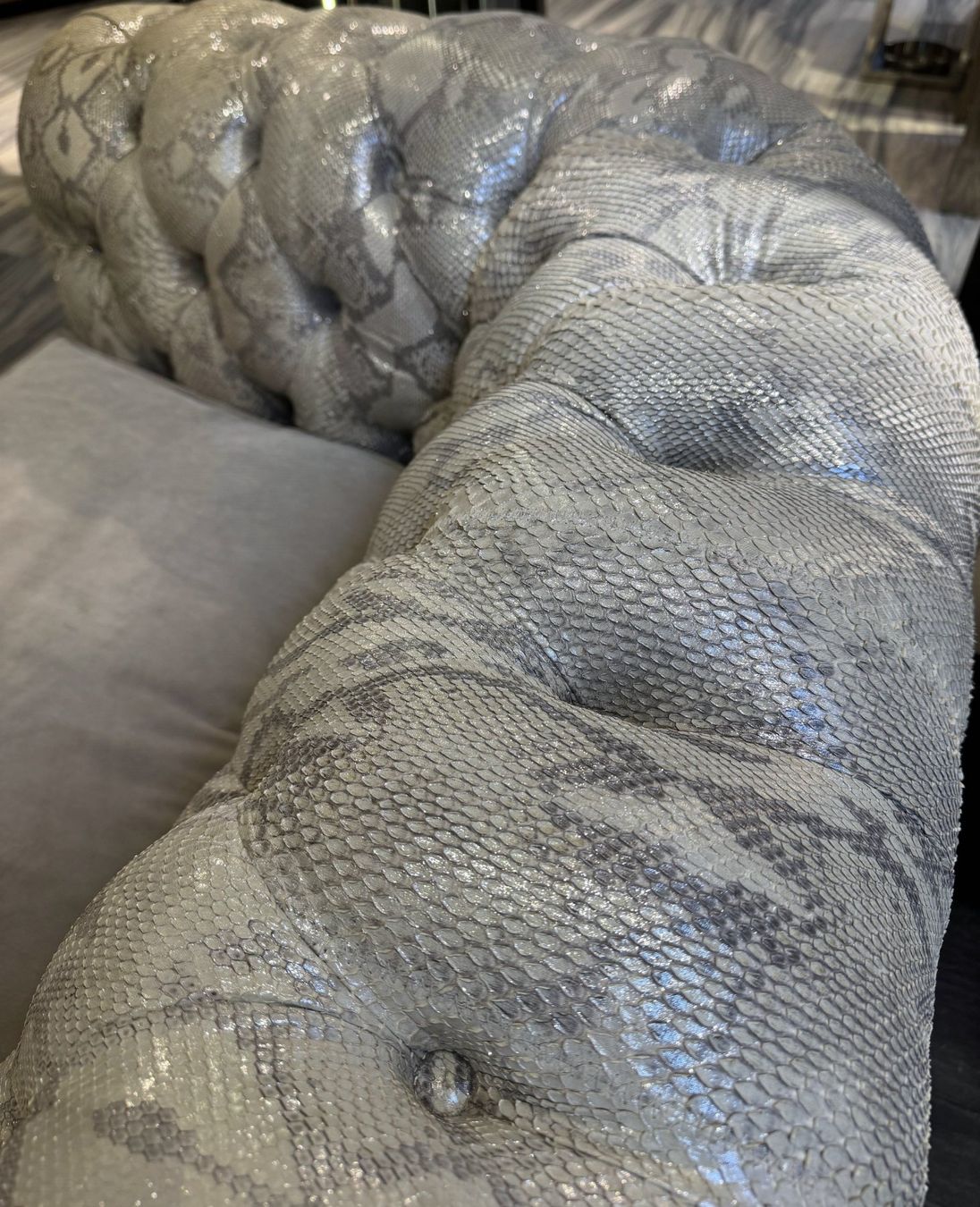 Divani: Divano Chesterfield rivestito in pitone – Usato da Porza venduto da GioCa65 4