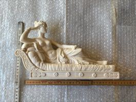 Bas-relief décoratif ancien - Figure féminine allongée 