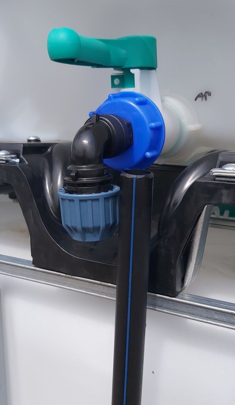 Abbeveratoi e trogoli: Verbindungsset 2 übereinander stehende 1000L IBC Wassertanks – Nuovo e nell'imballaggio originale da Bad Lausick venduto da voxtrade 4