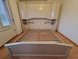 Bett mit Schrankwand