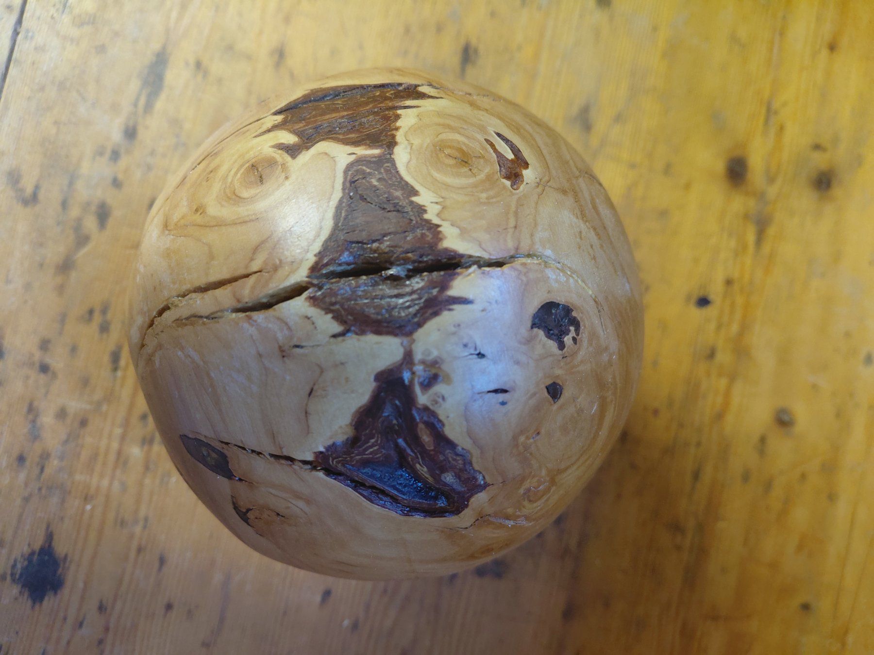 Toutes les décorations: Holzkugel handgedrechselt Dekoobjekt – D'occasion à Schalunen par Caremager