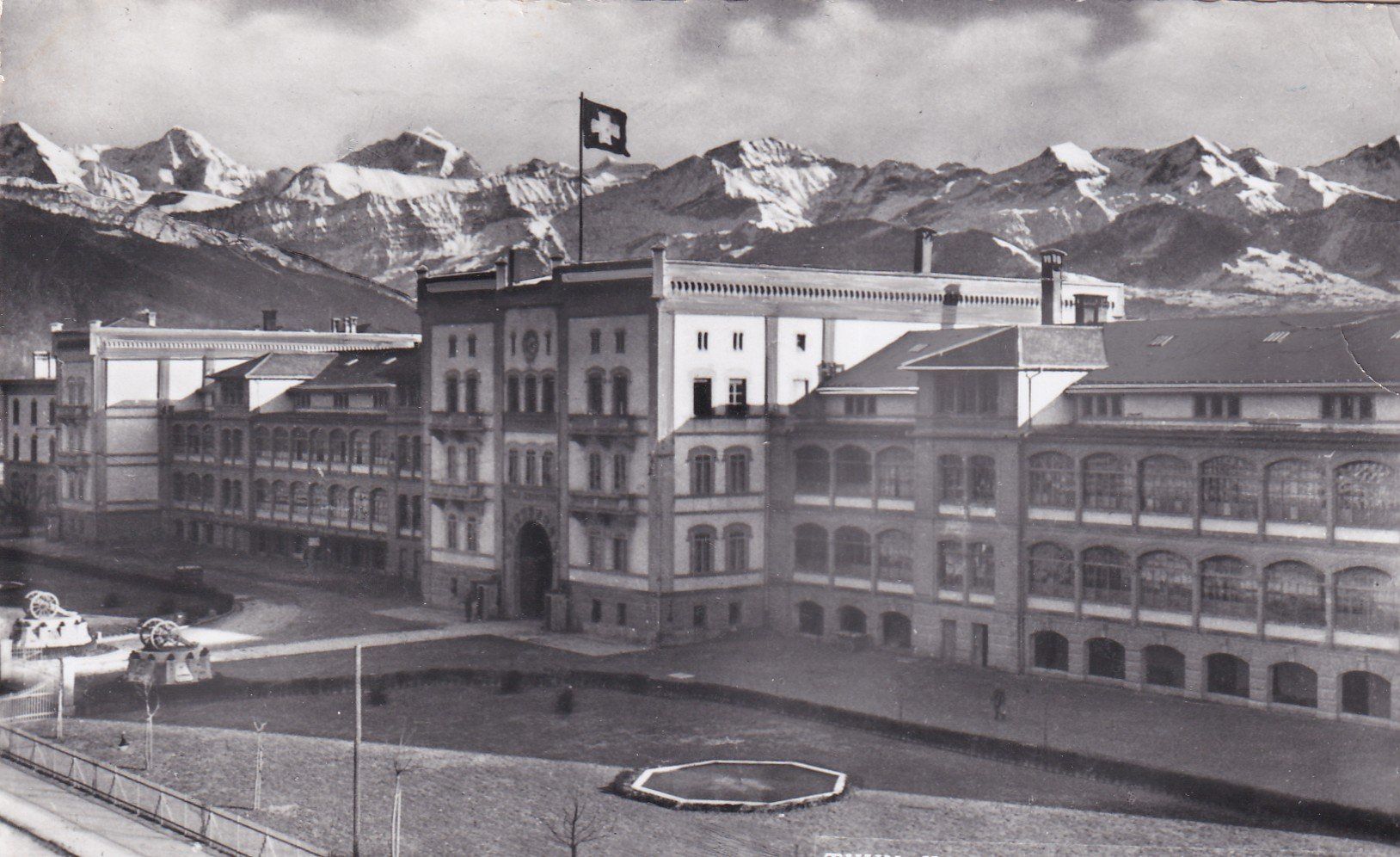 Cartoline postali: Thun Kaserne mit Eiger - Mönch - Jungfrau – Usato da Cormoret venduto da Pascalll2001