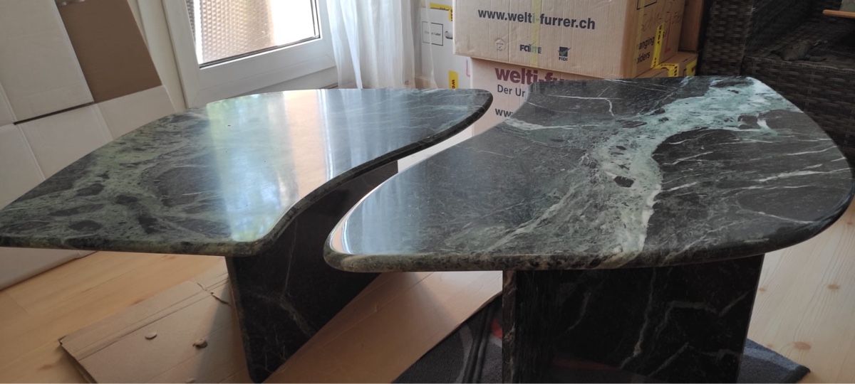Set di tavolo e panche: Vintage Marmor-Beistelltisch Set – Usato da Oberengstringen venduto da Patopato