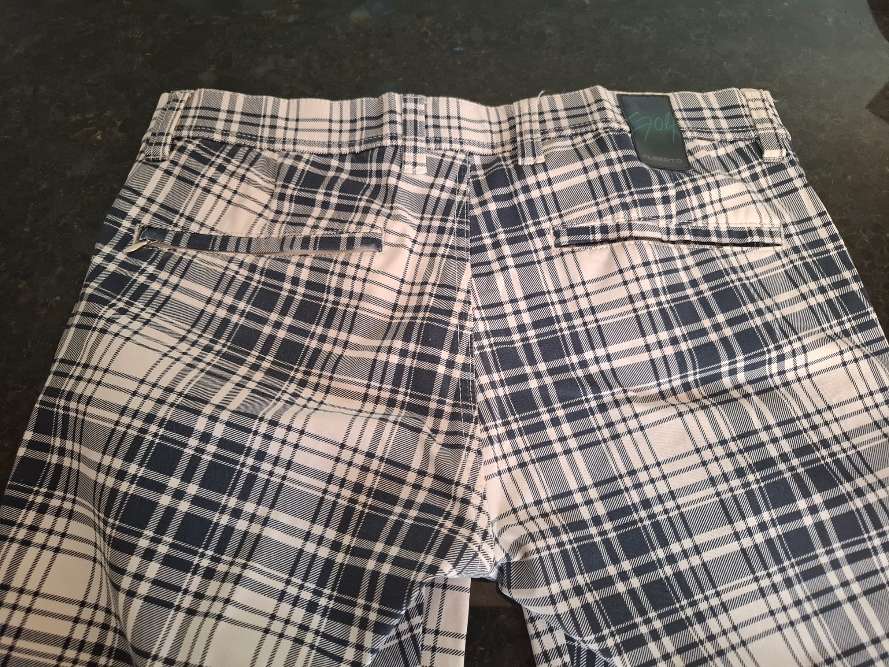 Pantaloni: Alberto Golfshorts 46 – Usato da Freienstein venduto da Flyfish3 2