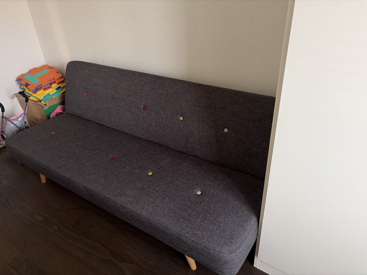 Divani: Schlafsofa grau mit bunten Knöpfen Klappfunktion – Usato da Ostermundigen venduto da BestPrice_3072