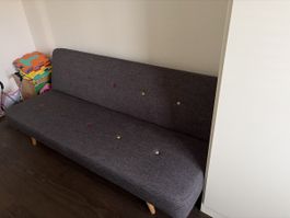 Schlafsofa grau mit bunten Knöpfen Klappfunktion