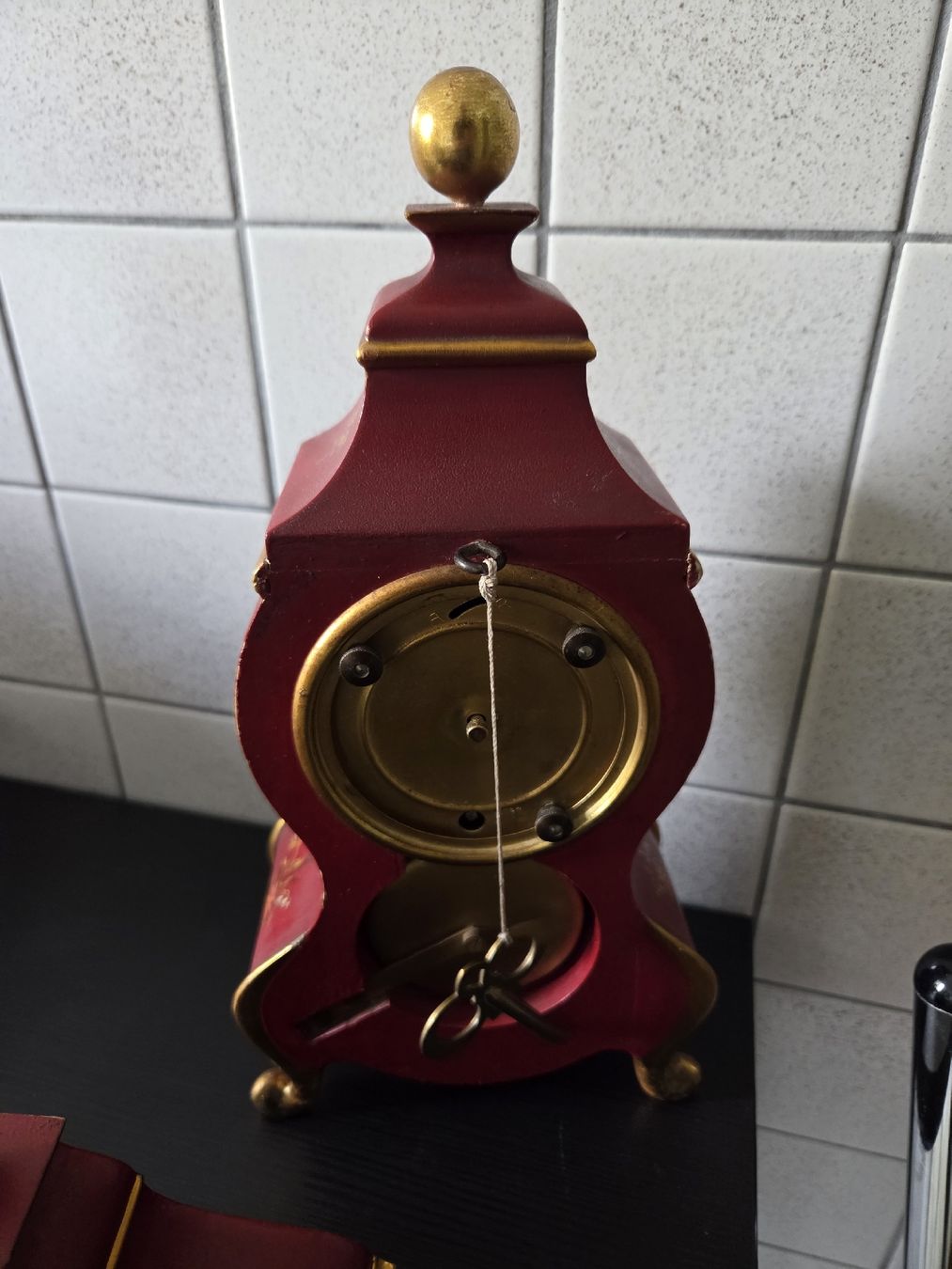 Zenith Orologi da terra & Orologi da parete: Tischuhr Zenith rot bemalt  – Usato da Dietikon venduto da Allegra34 2