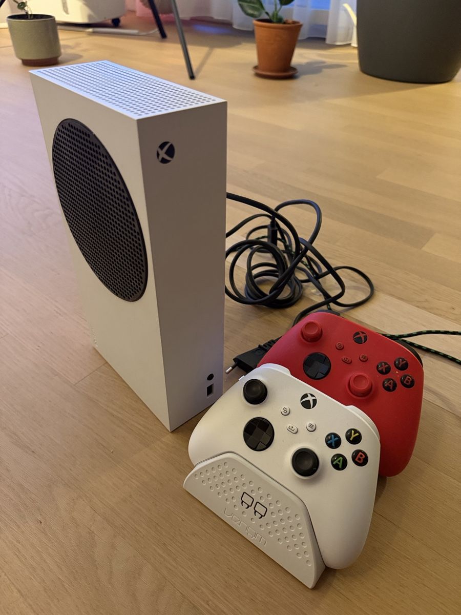 Microsoft Console: Xbox Series S 512GB Weiss + 2 Controller + Venom Ladestation – Nuovo (secondo la descrizione) da Zürich venduto da rv2_w8ck