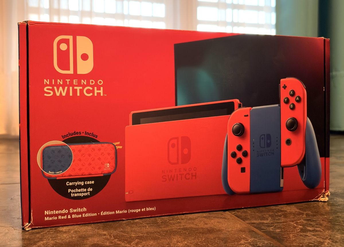 Nintendo Consoles: Nintendo Switch Mario Blau & Rot Edition – D'occasion à Mettmenstetten par stompn77