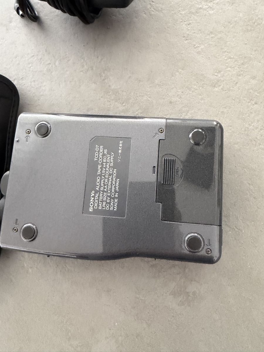 Sony Lettore multimediale portatile: Sony DAT Walkman TCD-D7 Digital Audio Recorder + Netzteil + – Difettoso da Zürich venduto da sne.swiss 2