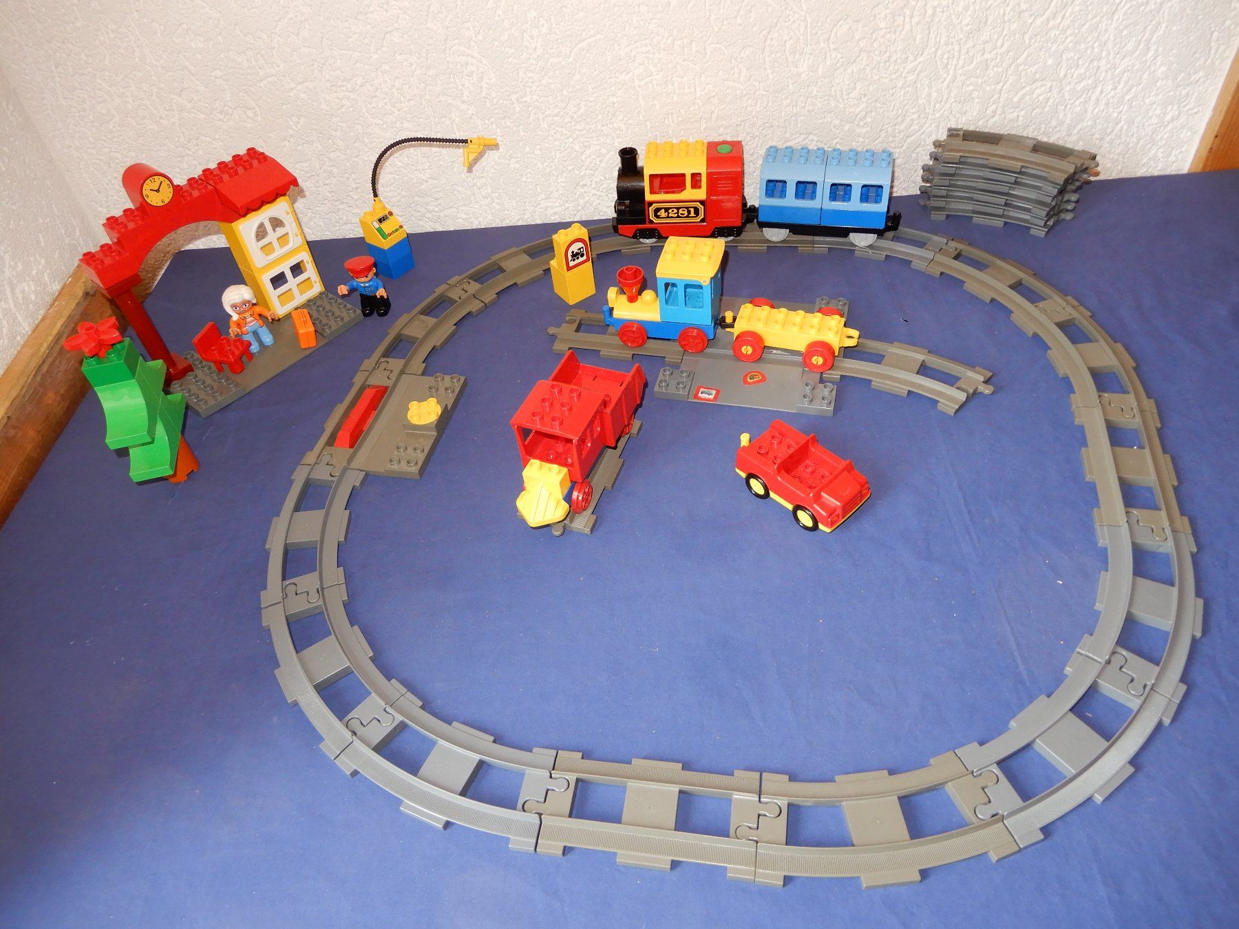 Lego Kit di costruzioni: DUPLO Eisenbahn mit E-Lok 5135, Bahnhof, Schiebezug, Auto – Usato da Senèdes venduto da tintinette43