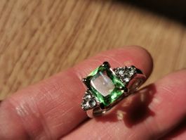 Damen Ring mit Grün Zirkone.