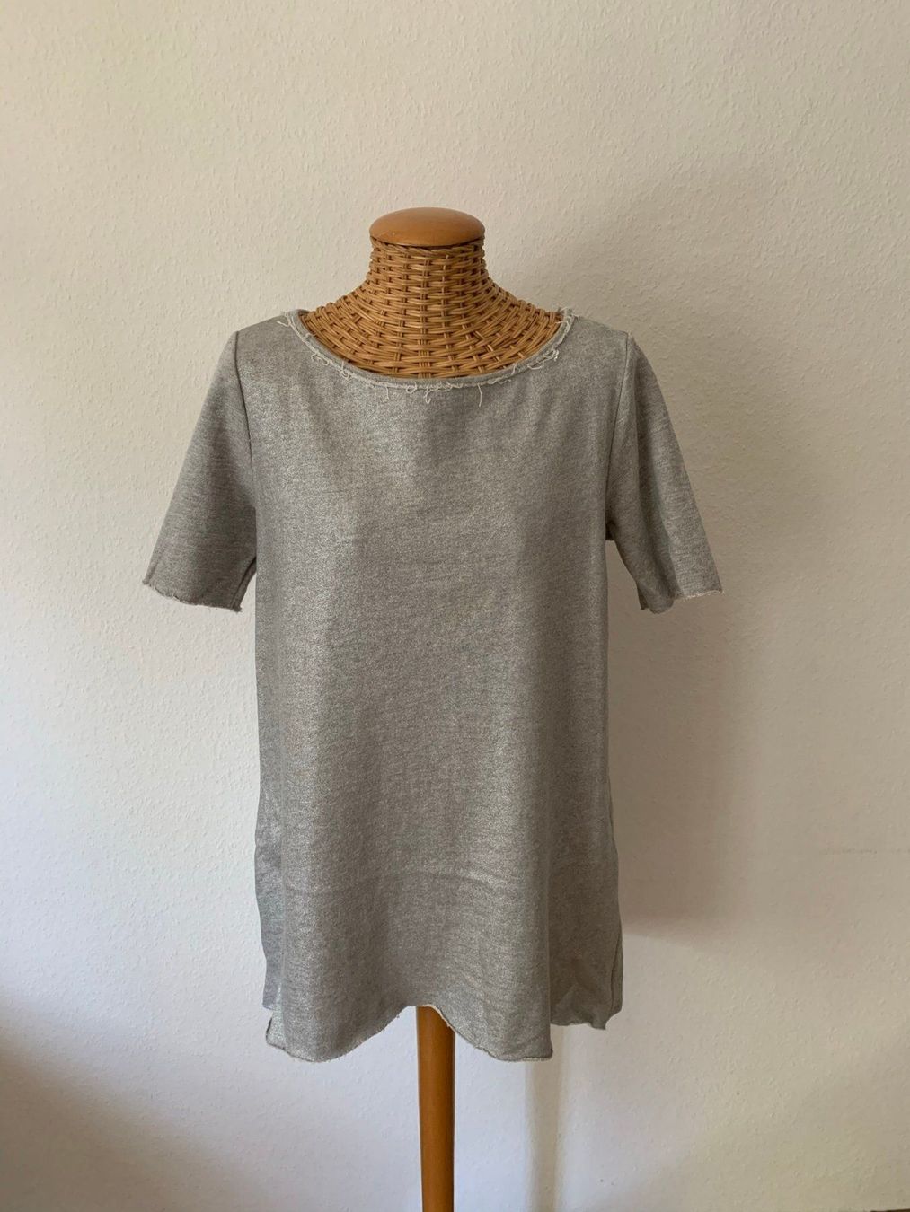 Kleider: Sweatshirt Kleidchen hellgrau silbern 40 – Gebraucht aus Zürich von Diazaio