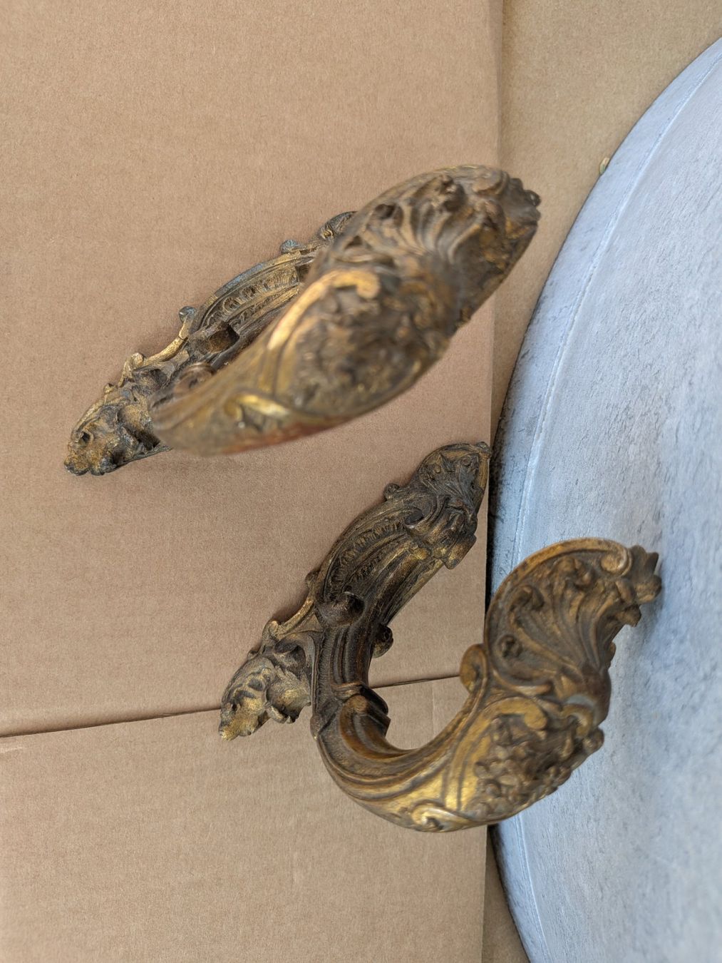 Sculture & Statue: 2 kleine antike Bronze Vorhangstangenhalter oder Raffhalter – Usato da Emmen venduto da Brockofsky 1