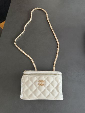 Tasche weiss gesteppt mit Kettengurt neuwertig