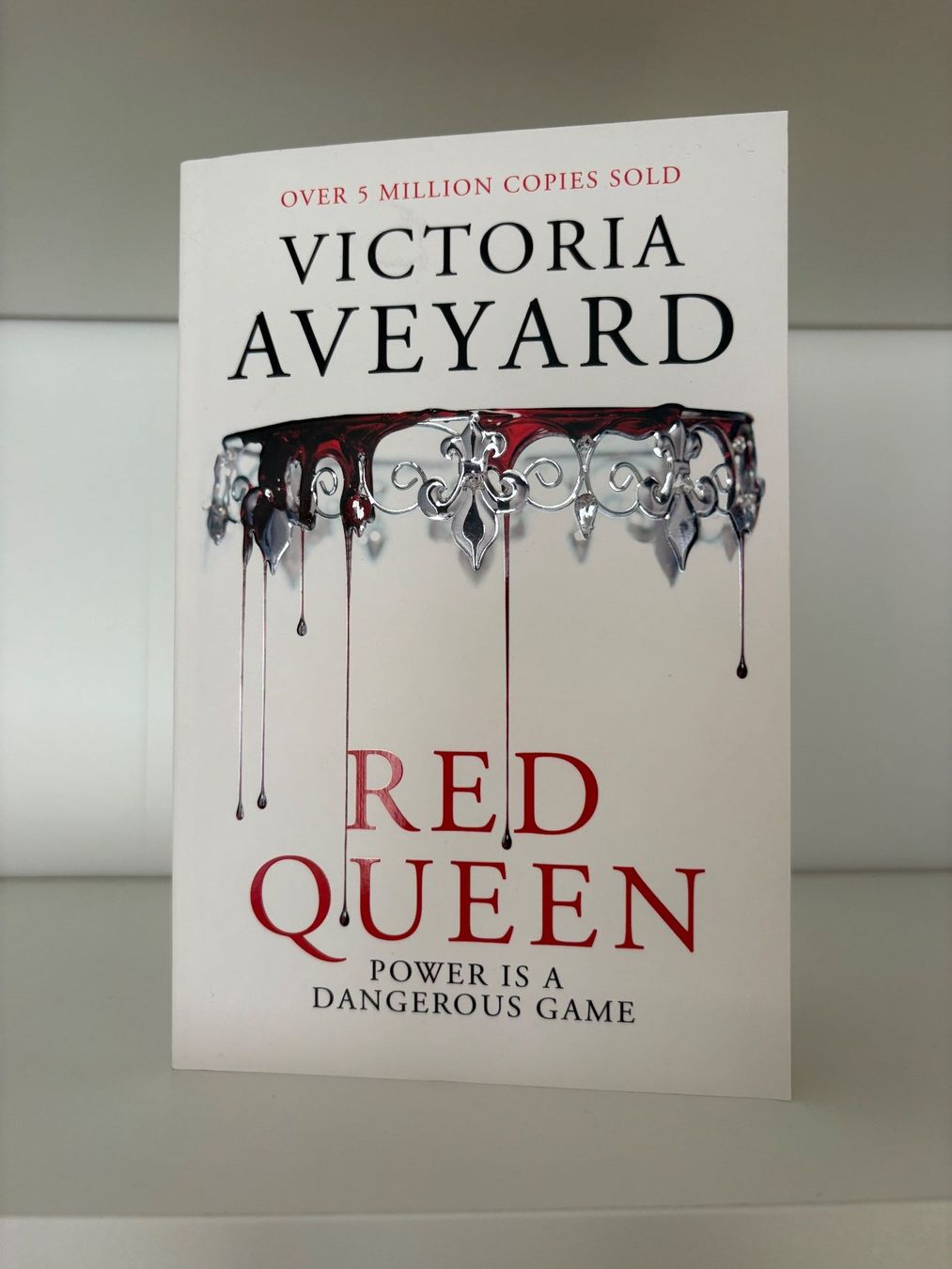 Libri: Red Queen - Victoria Aveyard – Nuovo (secondo la descrizione) da Steffisburg venduto da elsa.catalina