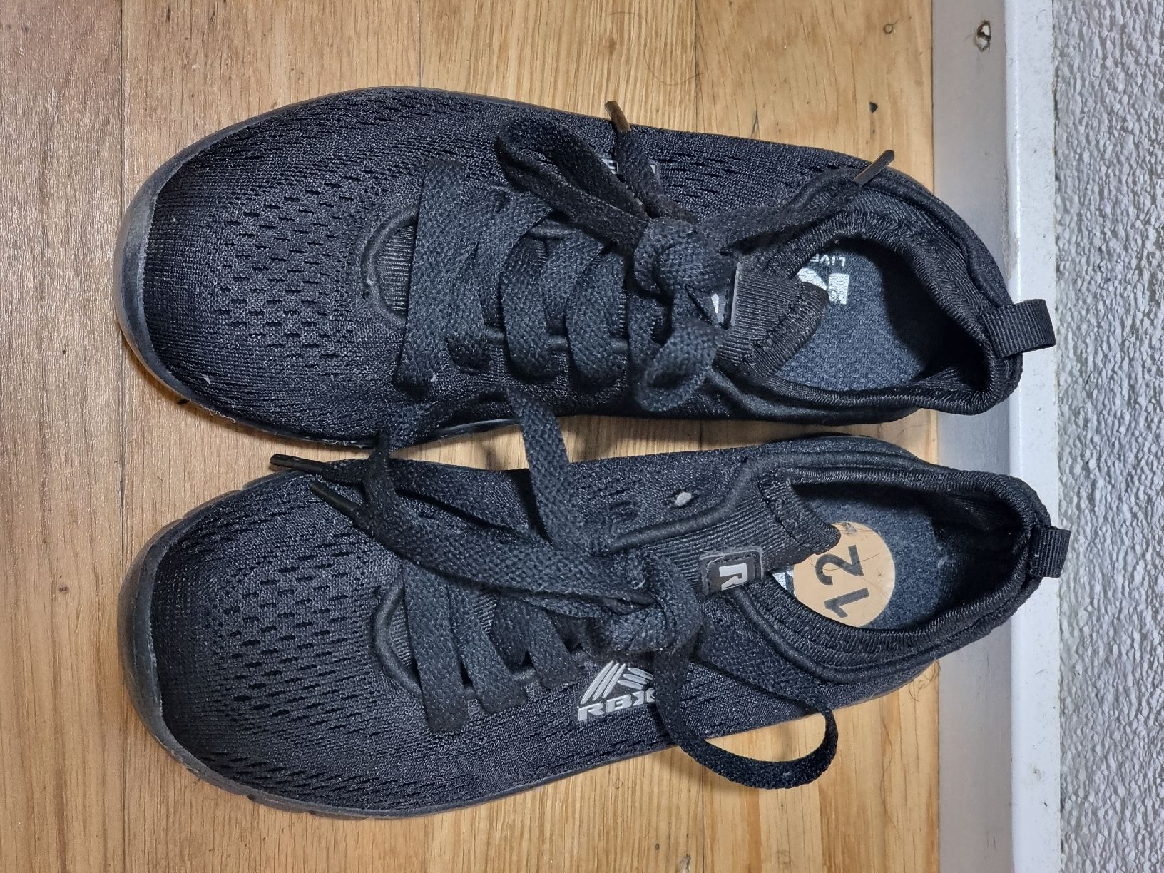 Schuhe für Jungen: Stylische schwarze Sneaker, Grösse EU 30 – Neu (gemäss Beschreibung) aus Stallikon von tim079 5