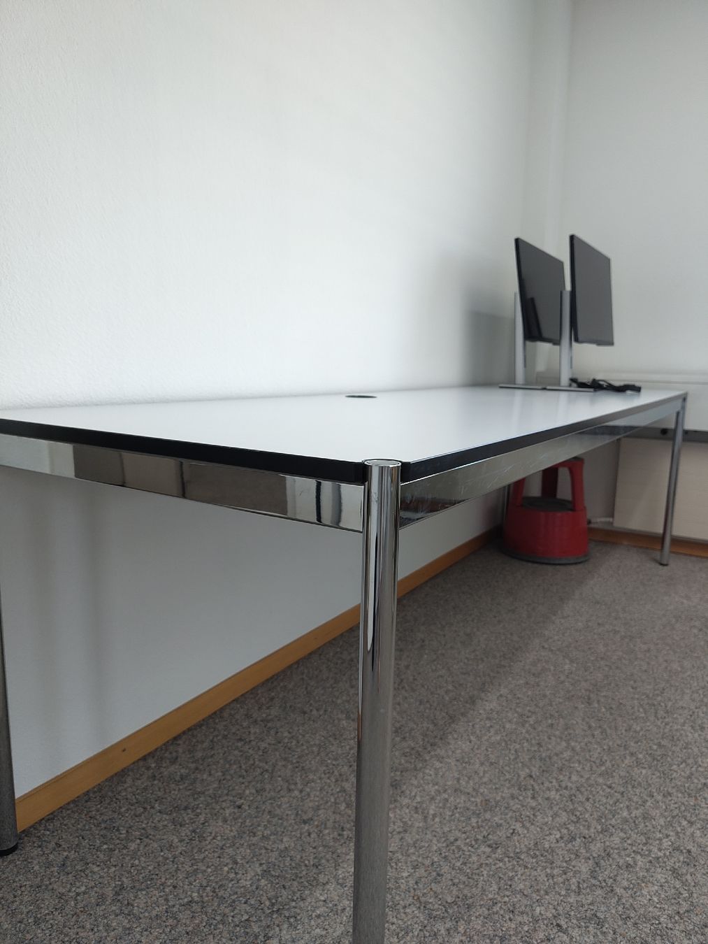 Schreibtische: Gebrauchter Bürotisch USM Haller – Gebraucht aus Kriens von Angtobencher