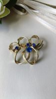 Brosche «Schleife & Saphir» (Gold & Blaue Strasssteine)