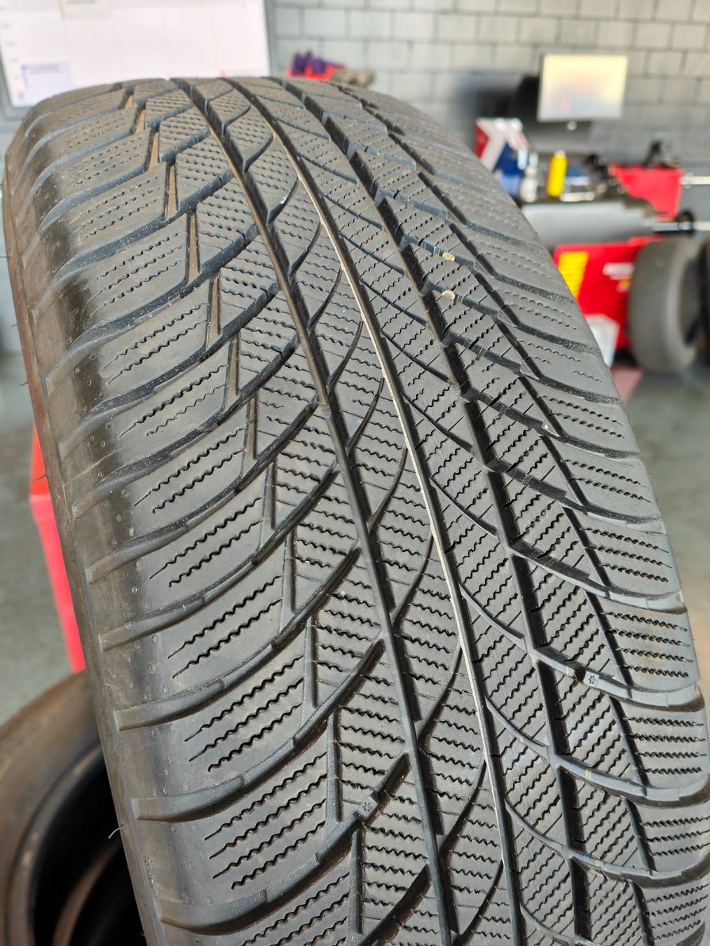 Bridgestone Pneumatici & Ruote complete: Winterreifen 225/60 R18 – Usato da Oberengstringen venduto da Reifen-Lagerverkauf 1