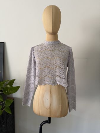 VILA Spitzen Top lila crop hochgeschlossen langarm, Gr. M