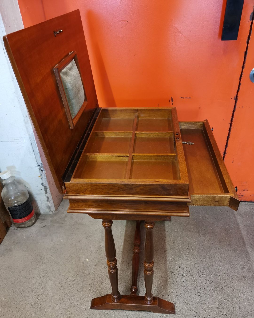Tables: Nähtischchen mit Intarsien – D'occasion à Suhr par Brocki-Suhr 5