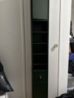 Hoher Badezimmerschrank