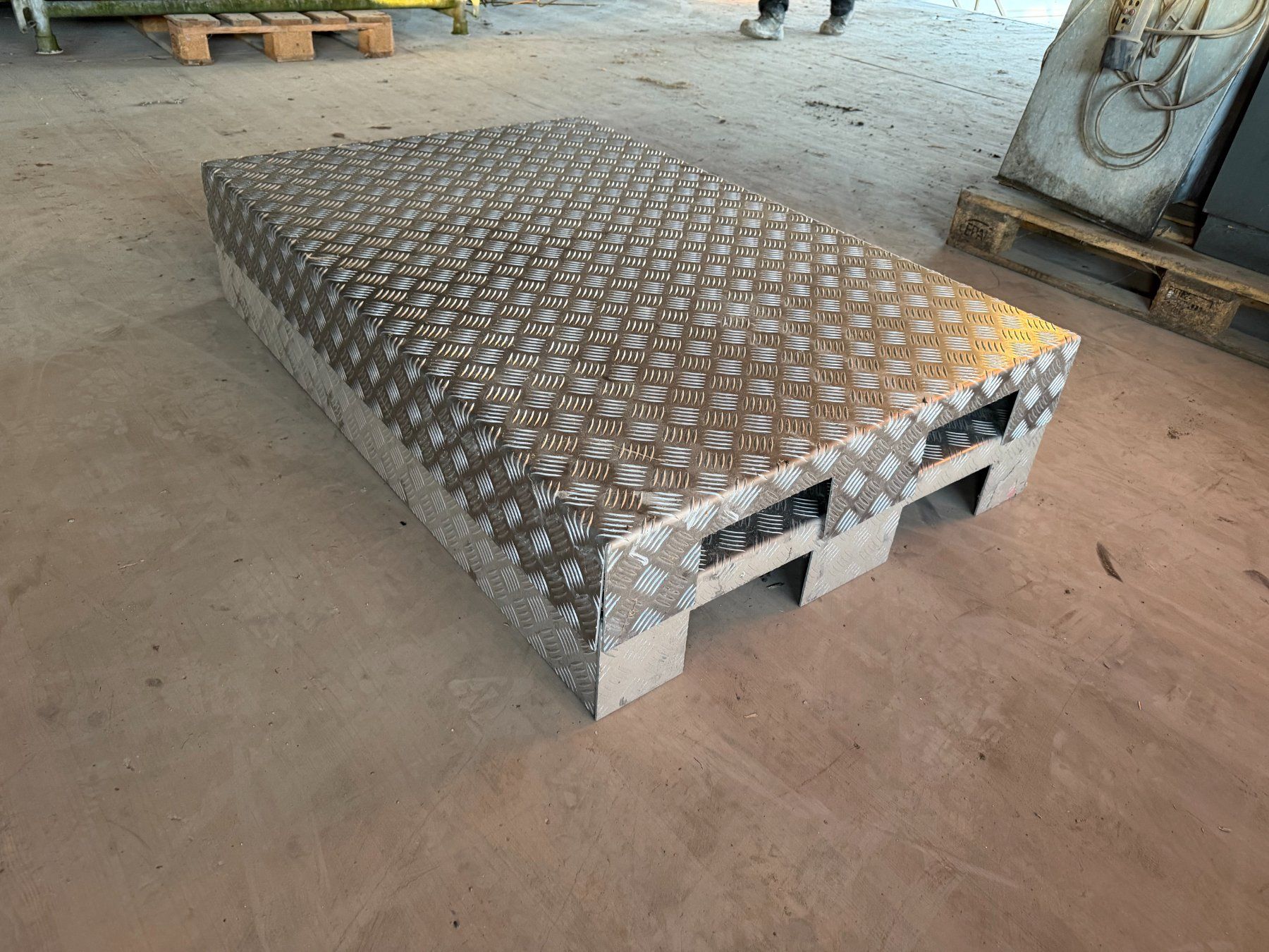 Pallets: Paletten Abdeckung Riffelblech – Usato da Engwilen venduto da FaehAnhaengerGmbH