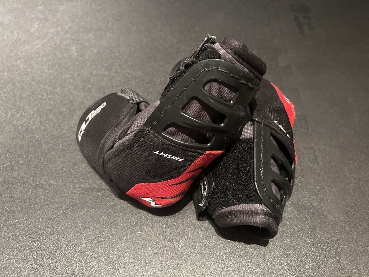 Ccm Schutz & Schoner: CCM JetSpeed FT350 Ellenbogenschoner Junior Large (JR L) – Gebraucht aus Neuheim von 11butzero 3