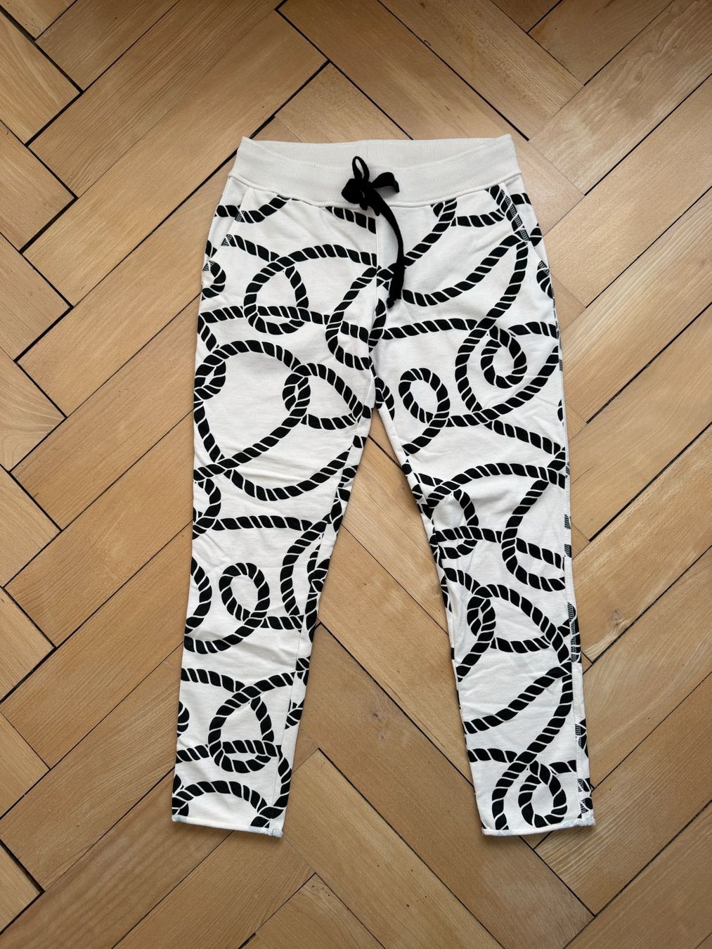 Pantaloni: JUVIA - Trainerhose nude-schwarz gemustert M – Usato da Zürich venduto da Diazaio