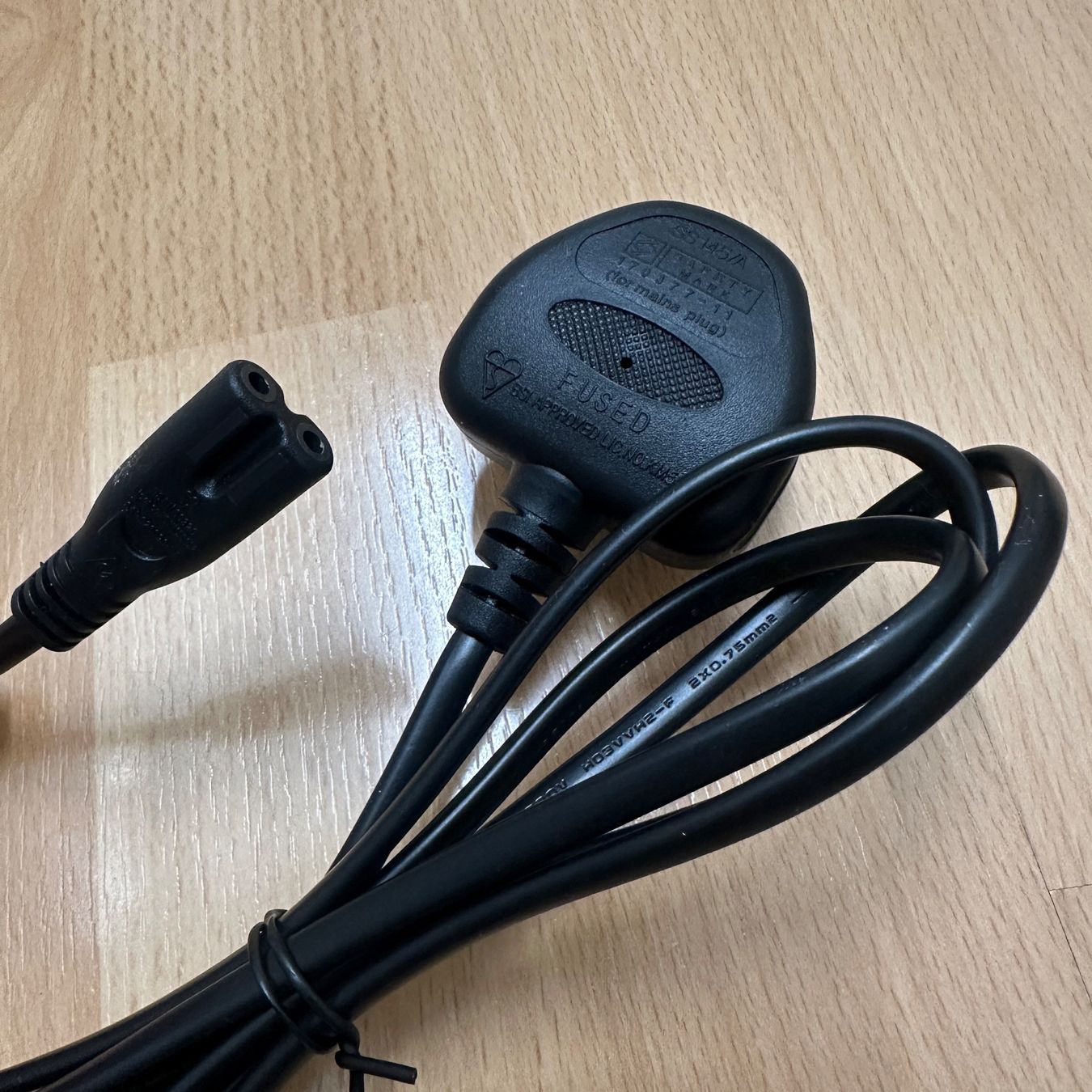 Cavi: Netzkabel mit UK-Stecker – Nuovo (secondo la descrizione) da Chur venduto da coskun 2