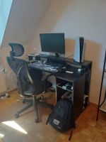 Gamer's Schreibtisch mit Burostuhl