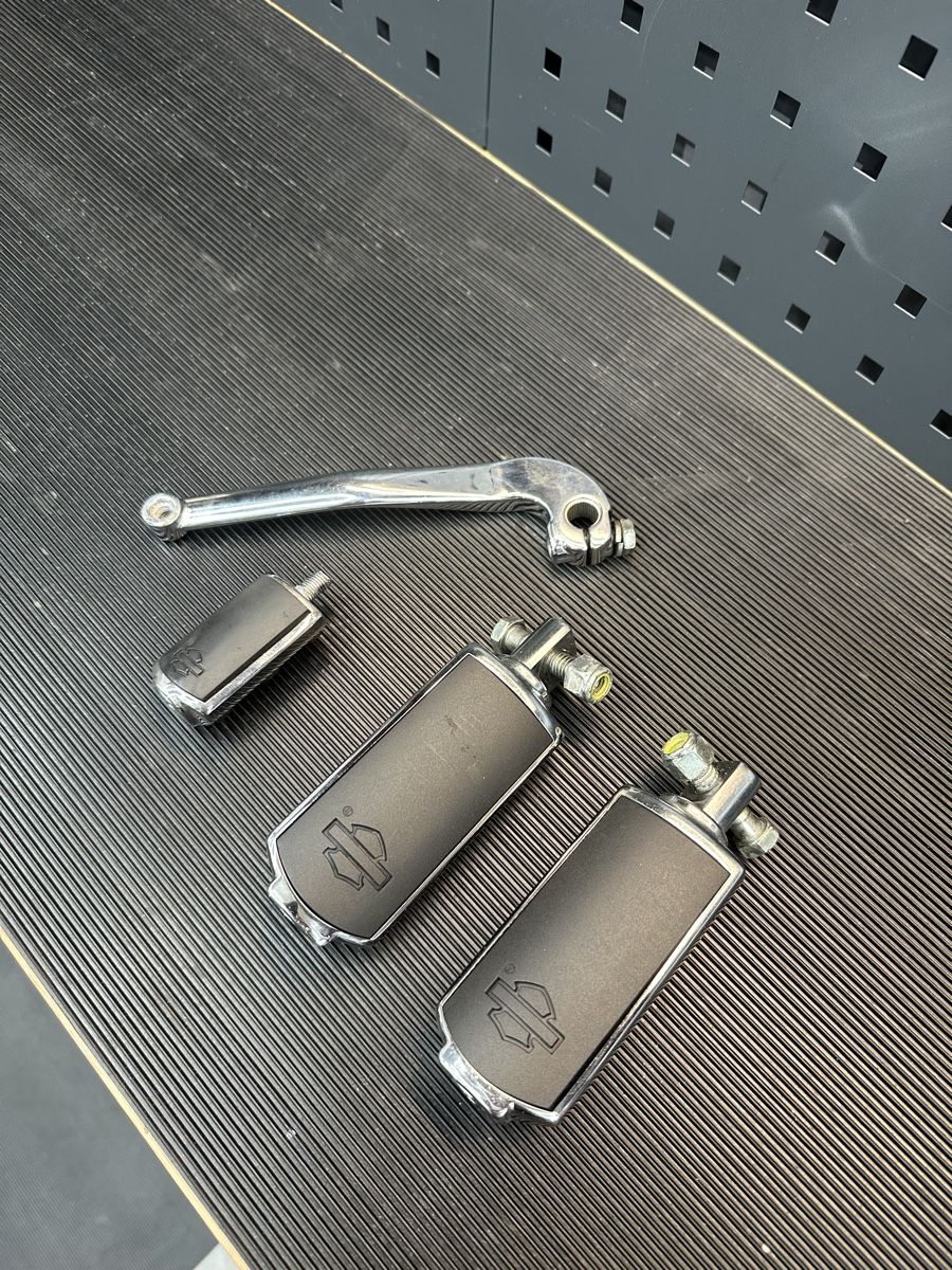 Harley-Davidson Tutti i ricambio per moto: Repose-Pieds et Sélecteur pour Harley Davidson Dyna – Usato da Pringy venduto da Antoine512ENJ 3