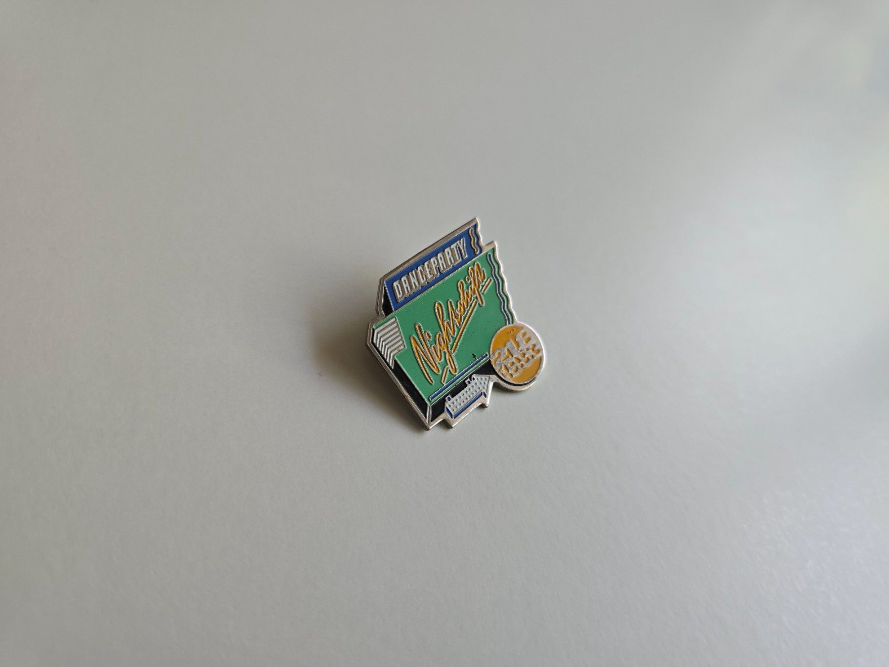 Plaquettes & Badges: Pin Nightschift Danceparty – D'occasion à Dättlikon par Wundertuete_