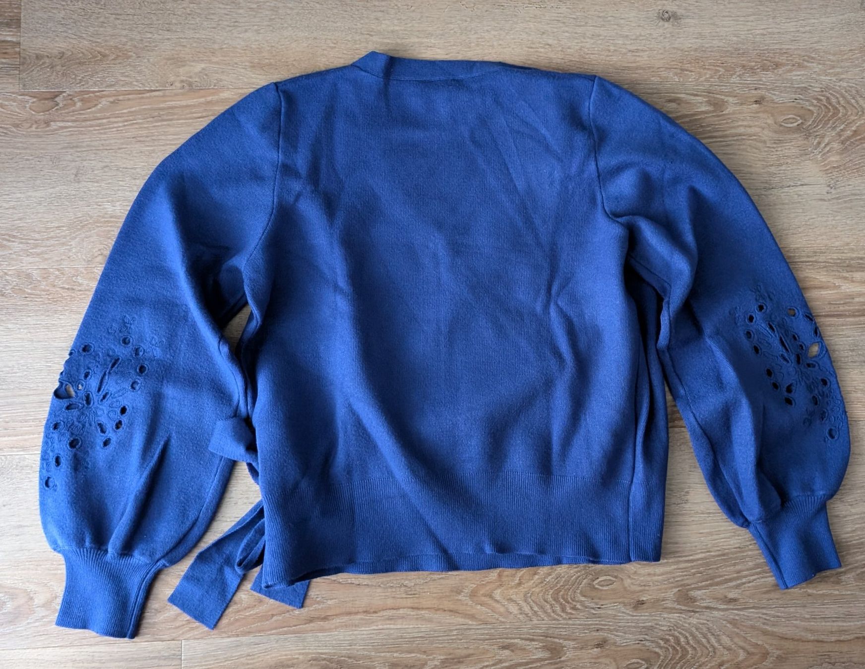 Maglioni & Felpe: Object Blauer Wickelpullover mit Lochmuster Grösse S – Nuovo (secondo la descrizione) da Lachen SZ venduto da numberphile 2
